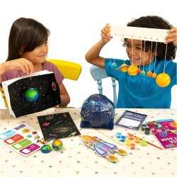 Niños haciendo Manualidades con Space Craft de Galt. Encuéntralo en nuestra tienda de juegos.