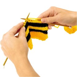 Manos tejiendo abeja de set de manualidades para niños de 6 años First Knitting marca Galt