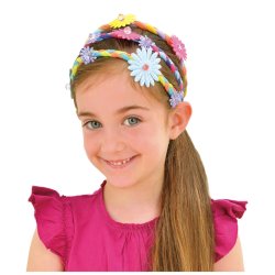 Niña con cintillos creados con set de manualidades Brilliant Hair Bands Galt, diversión y actividades niños de 6 años
