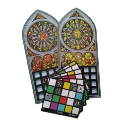 Tableros de vitrales,  vitrales redondos y cartas objetivo de de juego de mesa Sagrada Expansión 5-6 Jugadores de Devir.