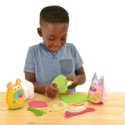 Niño entretenido haciendo Manualidades con Coser Una Rana - Sew A Frog de marca Galt excelente actividad para niños de 6 años