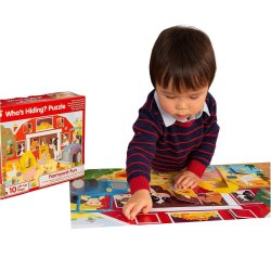 Niño de 2 años concentrado armando puzzle Who's Hiding? Farmyard Fun de Galt desarrollando su motricidad fina