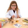 Niña de 8 años desenterrando  fósiles del Laboratorio Deadly Dino Experiments de Galt con actividades para niños de 8 años
