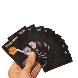 Mano con cartas de  juego de mesa Maglev Metro un juego de estratégia