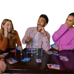 Amigos riéndose mientras juegan el party game Cometas de Devir un juego en tiempo real para tus noches de juego