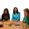 Personas divirtiéndose jugando juego de cartas Hitster un juego de mesa party game
