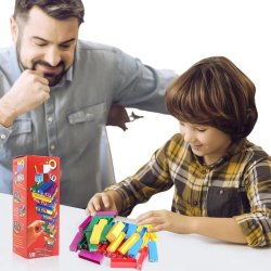 Papá e hijo jugando UNO Stacko, un party game de Mattel que combina el clásico juego de cartas UNO con Jenga
